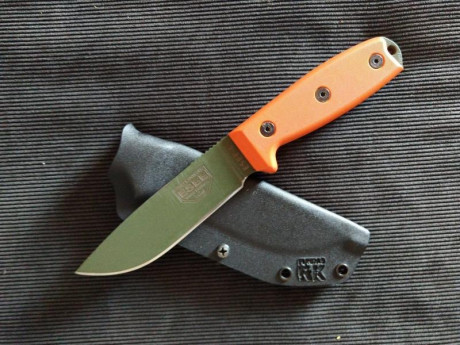 Se venden estos cuchillo para dudas contacte al teléfono 647270577
Esee 90 euros 
Artesanal xulio 80 
Bark 00