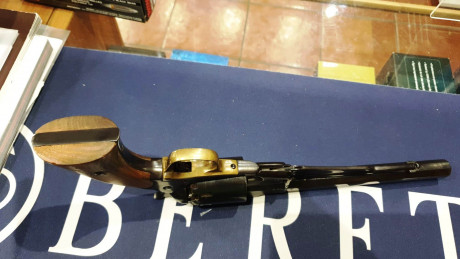 Se trata de un revolver de avancarga SANTA BARBARA, replica  del modelo REMINGTON NEW MODEL ARMY 1858, 31