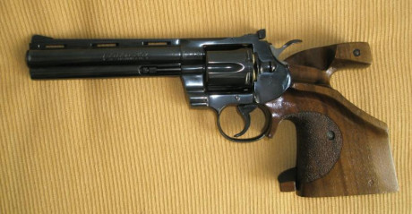 Vendo o cambio cacha anatómica Colt Python.
Es una talla S o M. Me gustaría cambiarla por otra mayor, 01