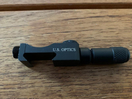 Este nivel de burbuja de gran precisión se puede montar sobre cualquier raíl picatinny o weaver.

El líquido 02