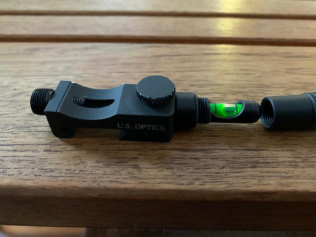 Este nivel de burbuja de gran precisión se puede montar sobre cualquier raíl picatinny o weaver.

El líquido 01