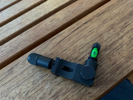 Este nivel de burbuja de gran precisión se puede montar sobre cualquier raíl picatinny o weaver.

El líquido 00