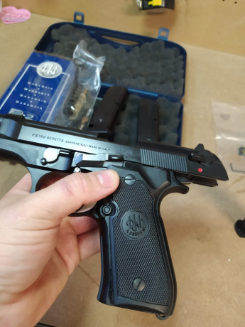 Vendo o cambio Beretta 92 con carro de beretta del 22 , todo en perfecto estado , pistola con su caja 02