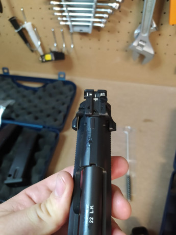 Vendo o cambio Beretta 92 con carro de beretta del 22 , todo en perfecto estado , pistola con su caja 01