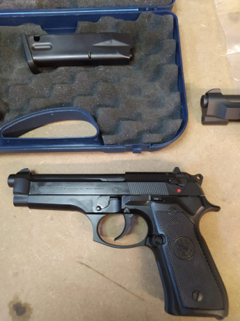 Vendo o cambio Beretta 92 con carro de beretta del 22 , todo en perfecto estado , pistola con su caja 00
