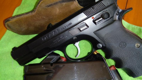 Pistola CZ 75 B 9mmPb. Perfecto estado, a toda prueba.  4 cargadores, alza micrométrica LPA, cachas Hogue, 02