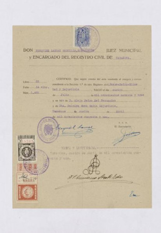  EN RECUERDO Y HOMENAJE A LOS QUE YA NO ESTÁN. 

Si pones en  GOOGLE    PASAPORTES EN LA MEMORIA   da 170