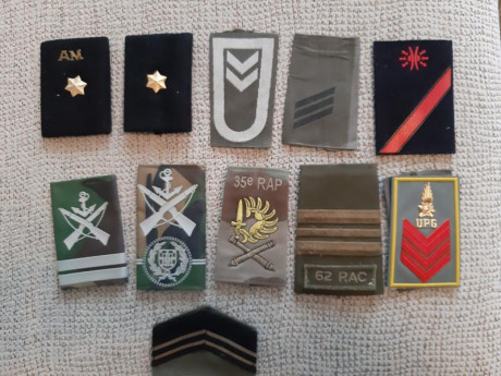 Lote de militaria española.  Ver la foto. De regalo las hombreras extranjeras. 7€ envío certificado a 01