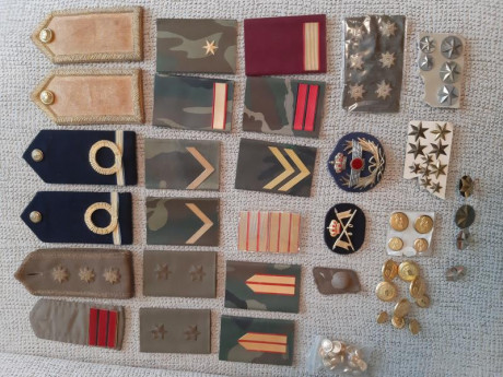 Lote de militaria española.  Ver la foto. De regalo las hombreras extranjeras. 7€ envío certificado a 00
