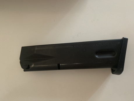 Se vende cargador Beretta original, era de una carabina Beretta CX4 Storm.  Está limitado a 4 cartuchos 00