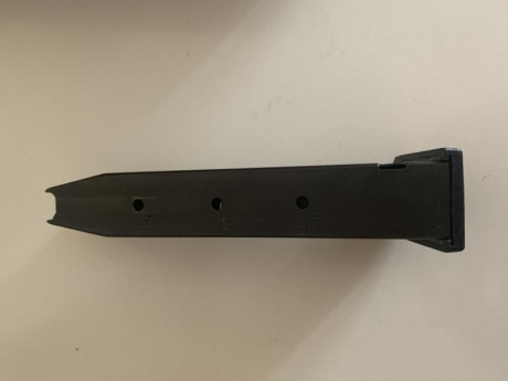 Se vende cargador Beretta original, era de una carabina Beretta CX4 Storm.  Está limitado a 4 cartuchos 12