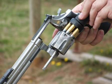 Apreciados amigos de armas.es,

tengo una duda bastante grande en lo relacionado con los aficionados al 02