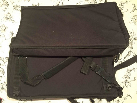 Estado impecable. Funda arma larga Brownells multifuncional. Plegada 60x35cm y, gracias a que una de las 02