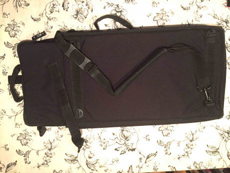 Estado impecable. Funda arma larga Brownells multifuncional. Plegada 60x35cm y, gracias a que una de las 01