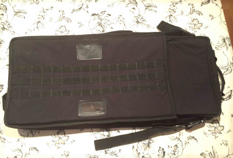 Estado impecable. Funda arma larga Brownells multifuncional. Plegada 60x35cm y, gracias a que una de las 00