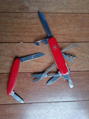 Vendo estas dos navajas de la casa suiza.
Las dos han tenido un uso ligero (algunos útiles de la Climber 00