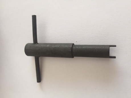 Vendo llave para regular el punto de mira del CETME 30Eur mas portes, si son necesarios.
Se encuentra 01