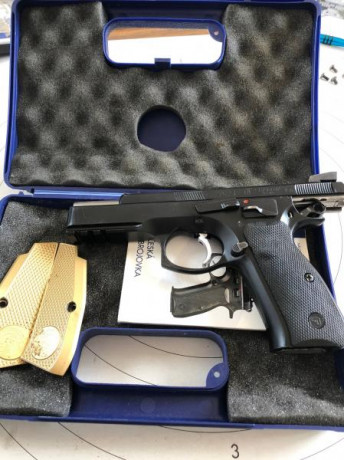 Vendo pistola CZ SP01 SHADOW con 3 cargadores, cachas originales + cachas latón.
600€ con envío incluido.

Vendo 00