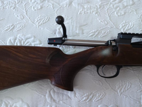 Vendo rifle Cz 557 lux calibre 8x57js,prácticamente nuevo,tres años de antigüedad y pocas salidas al campo,pocos 01