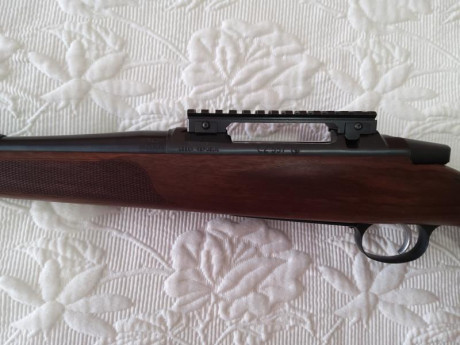 Vendo rifle Cz 557 lux calibre 8x57js,prácticamente nuevo,tres años de antigüedad y pocas salidas al campo,pocos 00