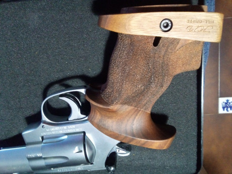 Pongo a la venta este magnifico revolver de competición calibre .32 S@W Long de 6". Acero inox, cachas 01