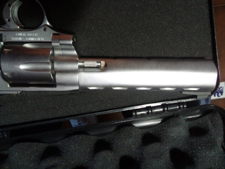 Pongo a la venta este magnifico revolver de competición calibre .32 S@W Long de 6". Acero inox, cachas 10