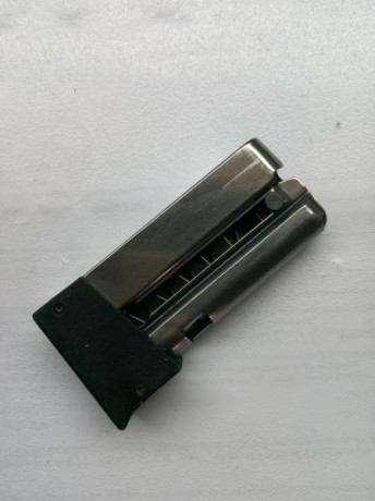 Vendo este cargado  de pistola Benelli de 5 cartuchos, tiene poco uso y lo vendo por 40€ portes incluidos 00