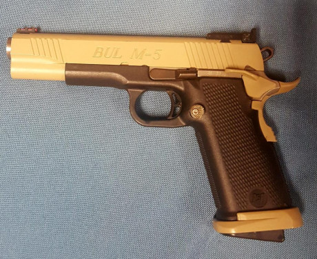Vendo pistola Bul M5 calibre 9 parabellum color tan. Guiada en F. La vendo con tres cargadores, funda 01
