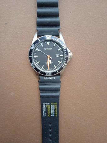 Vendo este magnifico diver japonés con movimiento Eco-Drive (no necesita pila), caja de acero, cristal 02