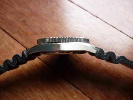 Vendo este magnifico diver japonés con movimiento Eco-Drive (no necesita pila), caja de acero, cristal 11