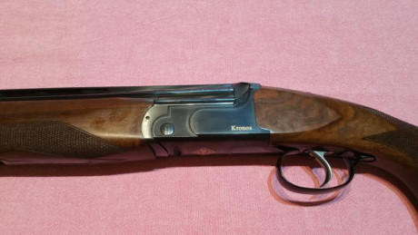 Escopeta superpuesta, cañon 71cms, recámara magnum 76, selector de tiro, gatillo regulable y  extractora.
La 01