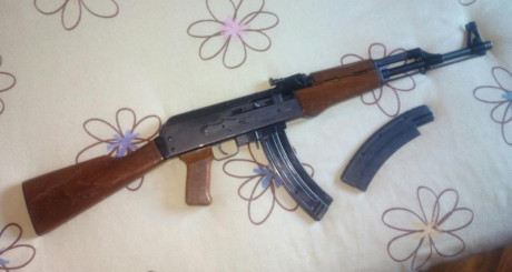 Replica del mítico AK 47, en versión .22 LR.

Va Con 2 cargadores de 30 originales (de chapa). De serie 02