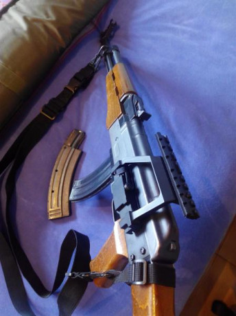 Replica del mítico AK 47, en versión .22 LR.

Va Con 2 cargadores de 30 originales (de chapa). De serie 00