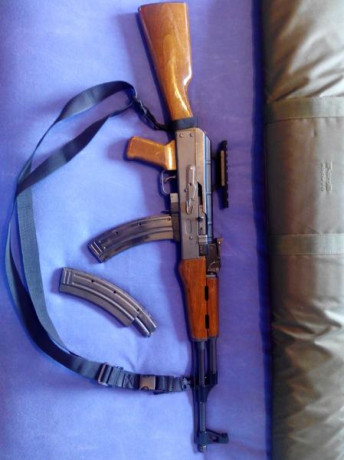 Replica del mítico AK 47, en versión .22 LR.

Va Con 2 cargadores de 30 originales (de chapa). De serie 12