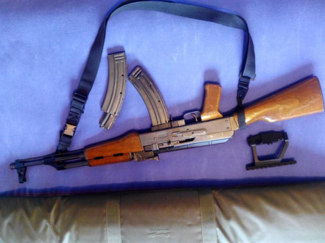 Replica del mítico AK 47, en versión .22 LR.

Va Con 2 cargadores de 30 originales (de chapa). De serie 11