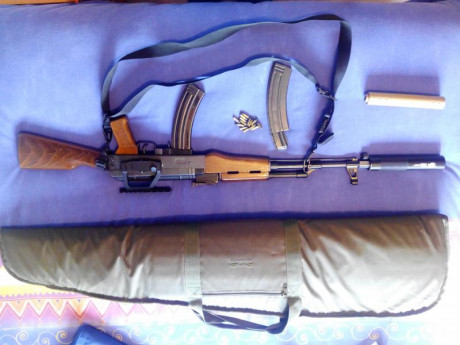 Replica del mítico AK 47, en versión .22 LR.

Va Con 2 cargadores de 30 originales (de chapa). De serie 10