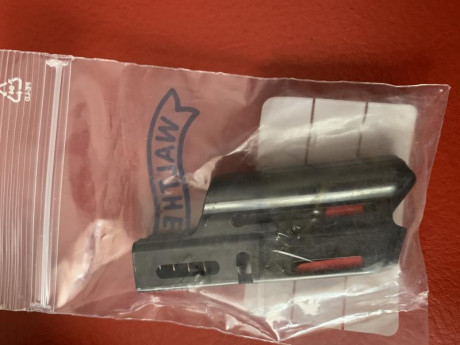 Vendo accesorios para Walther ssp.  Todos nuevos , de estreno . Cacha original (madera) talla L 150€ .Cargador 00