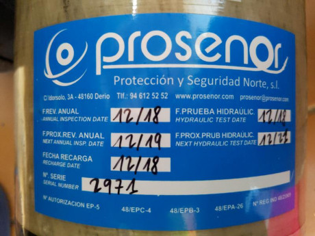 Como el título indica vendo scuba de 6 litros en fibra de carbono y 300 bares 170€ más portes se entrega 30