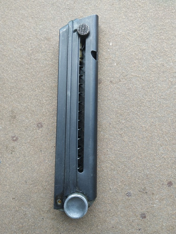 Curioso cargador para Luger original fabricado en Dinamarca en cal 9 mm Parabelllum. Estos cargadores 00