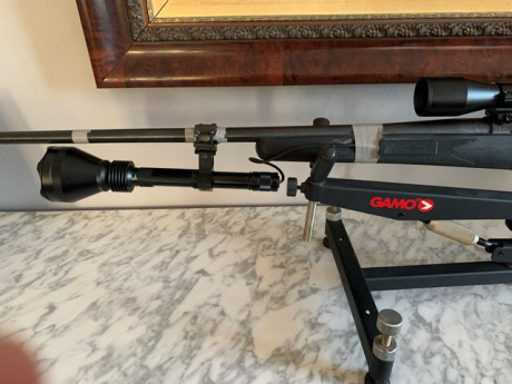 Un compañero me pide ponga  a la venta este arma, calibre 30-06. Tanto el rifle como el
visor hace más 12