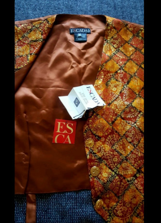 Chaleco fabricado en seda de la firma Escada. Talla 38 sin estrenar con etiquetas,  está en Madrid con 02