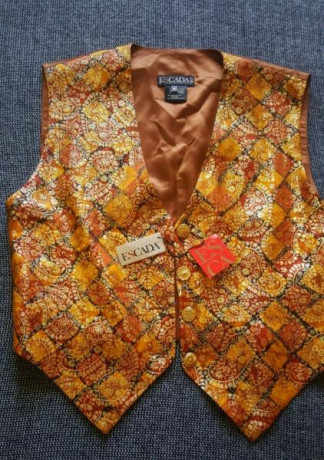 Chaleco fabricado en seda de la firma Escada. Talla 38 sin estrenar con etiquetas,  está en Madrid con 00