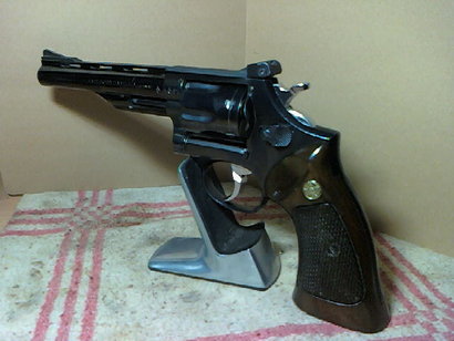 Pues al hilo de un compañero que pide que le ayuden a elegir un revolver y mi afición por ellos, se me 162