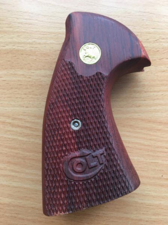 Vendo cacha para Colt Python   ,Nueva sin estrenar .,90€ 
  puestas en casa del comprador Tlf 652500517 02