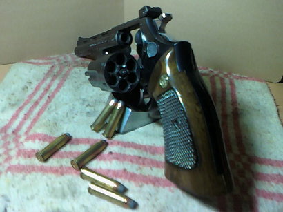 Pues al hilo de un compañero que pide que le ayuden a elegir un revolver y mi afición por ellos, se me 161
