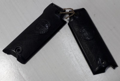 Cachas originales para la pistola Astra modelo 600 del calibre 9 mm Parabellum. Fabricadas por Plásticas 00