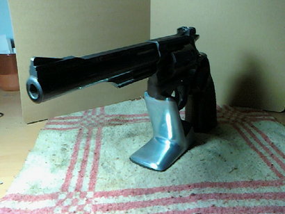 Pues al hilo de un compañero que pide que le ayuden a elegir un revolver y mi afición por ellos, se me 160