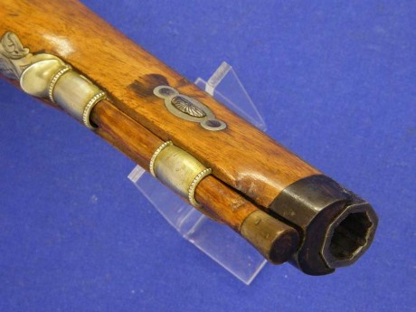 Voy a colocar unas fotos de un arma larga alemana de llave de mecha del siglo XVI. 71