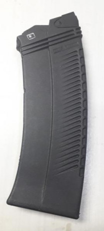 Cargador a estrenar de la escopeta táctica semiautomática  Saiga 12, fabricada por Izmash e inspirada 00
