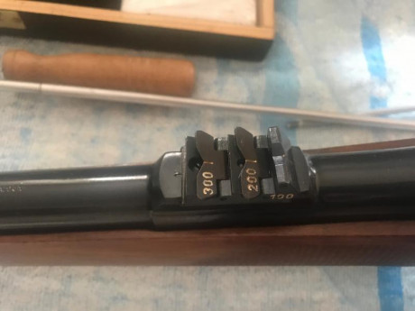 Excelente fusil con aceros y madera de alta calidad. Estado muy bueno, muy pocos tiros. Cañón, estriado 01